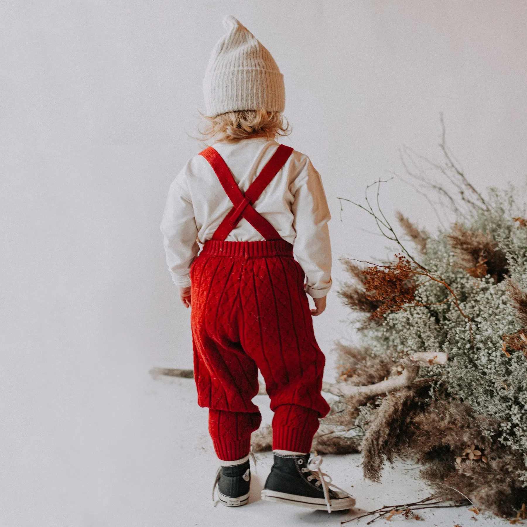 Pantalon de maille bourgogne à bretelles en polyester recyclé, bébé || Burgundy knitted pants in recycled polyester with straps, baby
